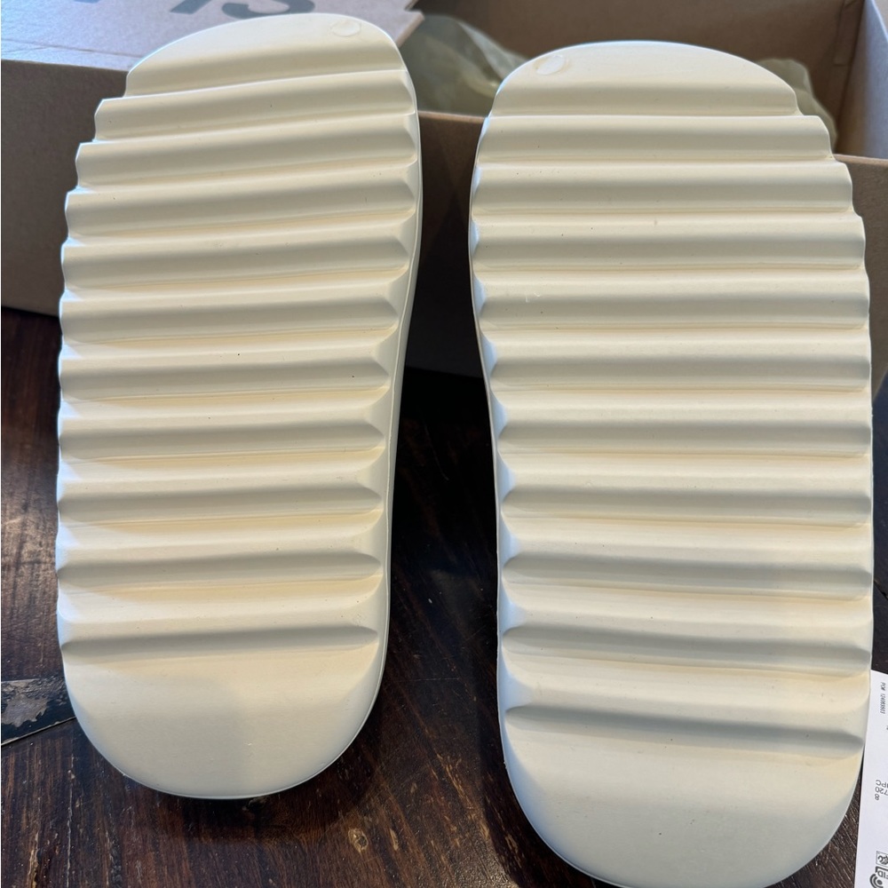 Adidas Yeezy Slide Size 8 Bone new in box